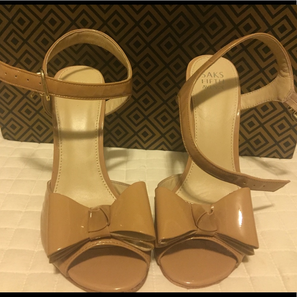 Saks Fifth Avenue Bow Sandals (8.5)